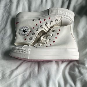 Size women’s 7 heart converse with pink bottoms and platform
